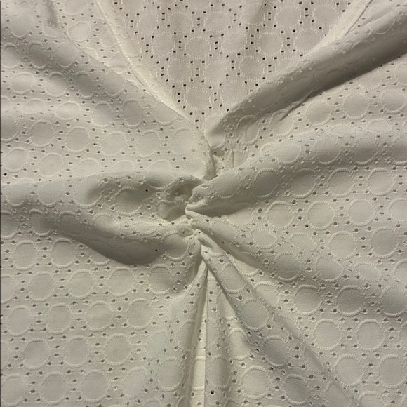 Elegant White Eyelet V-Neck Tank Top - Picture 4 of 8